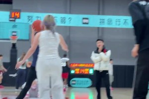 有点难！赵睿训练单脚离地情况下双手运俩球+单手投篮