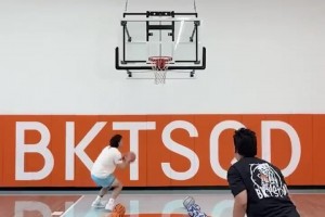 补充能量！原来里夫斯赛后喜欢吃些蓝莓和小草莓之类