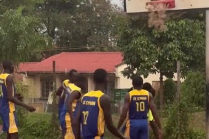 天赋炸裂😱 最简陋的球场最残暴的扣篮