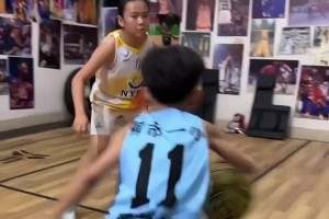 姐弟篮球单挑一开始无情背打血脉压制，弟弟长大后就行不通了...